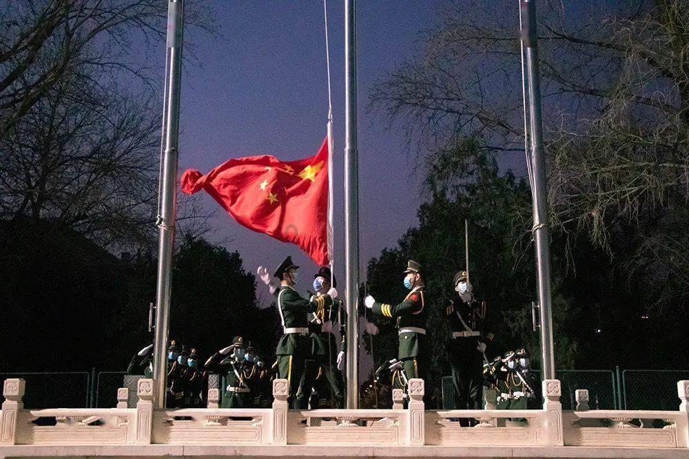 外地人98年向镇政府买了旧乡政府办公房，已取得确权证书。房屋现在可转让别人吗？